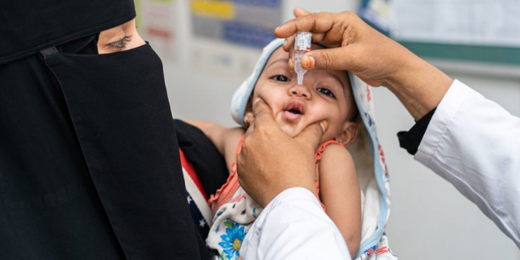 Criança recebe uma vacina durante uma campanha nacional de imunização no Iêmen. - Foto: Unicef/Saleh Hayyan