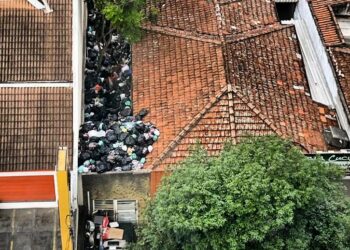 Imagem aérea mostra lixo em imóvel localizado na Rua Olavo Bilac Foto: Redes sociais