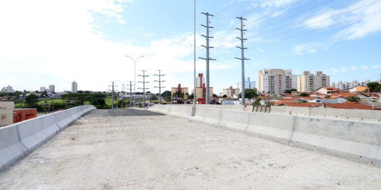O viaduto tem 55 metros de extensão e o principal objetivo da obra é beneficiar o corredor BRT ; Campo Grande - Foto: Fernanda Sunega/Divulgação