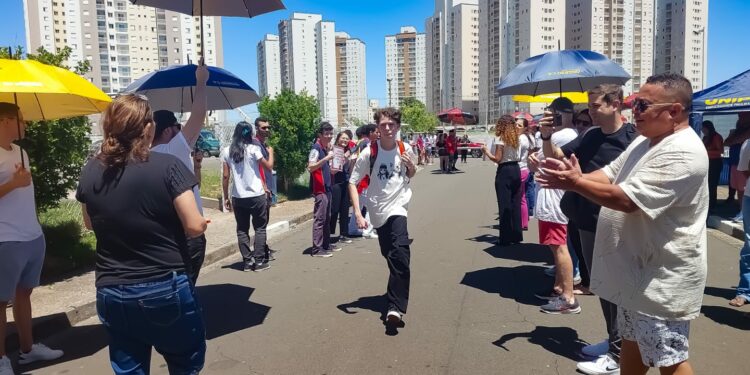 Estudante corre para não perder o horário da prova do Enem: Inep divulga gabaritos - Foto: Leandro Ferreira/Hora Campinas