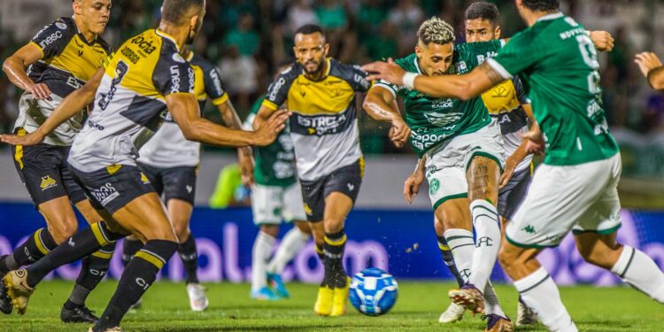 Lance da partida no Brinco: Guarani precisa de seis pontos e de combinação de resultados para chegar ao Brasileirão - Foto: Thomaz Marostegan/Guarani FC