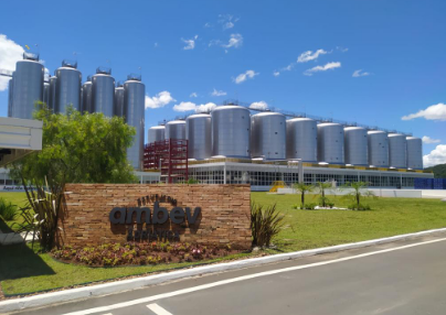 Ambev ganha destaque internacional por reduzir emissão de gases de efeito estufa