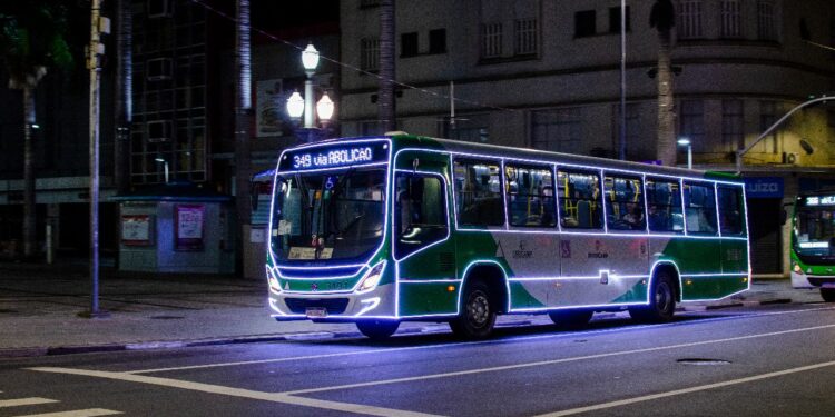 Os ônibus natalinos circularão a partir do anoitecer em Campinas. Fotos: Divulgação