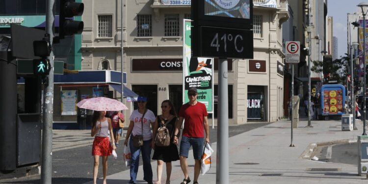 Termômetro no Largo do Rosário aponta 41° na tarde desta segunda-feira. Foto: Leandro Ferreira/Hora Campinas