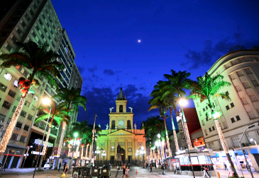 Carreta Encantada e decoração de Natal movimentam comércio