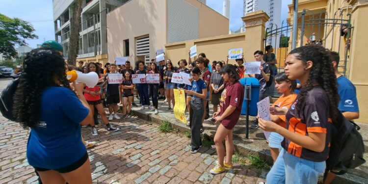 Estudantes com cartazes durante a mobilização desta manhã no Cotuca Fotos: Michelle Yara da Silva
