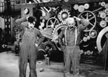 Charles Chaplin (esquerda), em cena do filme Tempos Modernos (1936) -Foto: Divulgação