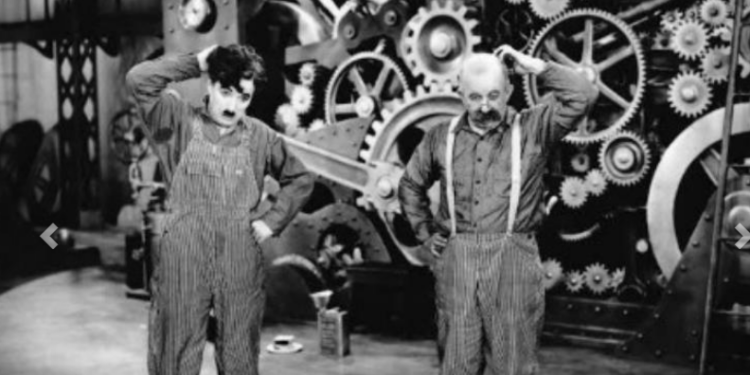 Charles Chaplin (esquerda), em cena do filme Tempos Modernos (1936) -Foto: Divulgação