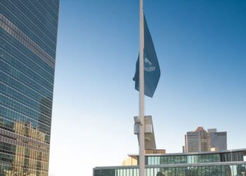 Bandeira das Nações Unidas é hasteada a meio mastro na sede da ONU para homenagear os colegas mortos em Gaza. Foto: ONU/Evan Schneider