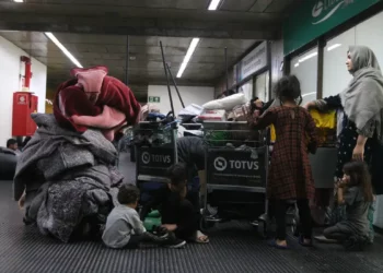 Refugiados afegãos acampam no Aeroporto de Guarulhos à espera de abrigo. Foto: Rovena Rosa/Agência Brasil