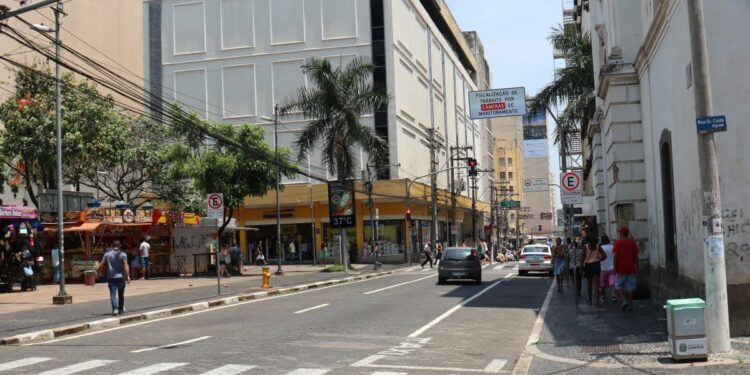 A rua José Paulino é um dos setores mais movimentados do Centro, com a circulação de 21 mil pedestres por dia Foto: Divulgação/Emdec
