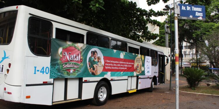 Ônibus com faixas alusivas à campanha receberá os donativos no Centro Foto: Divulgação