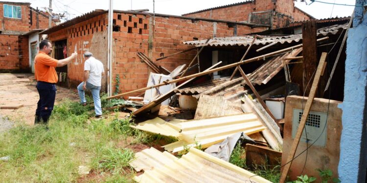 Imóveis foram destruídos após o temporal de quarta-feira (15) à tarde Fotos: Toninho Oliveira