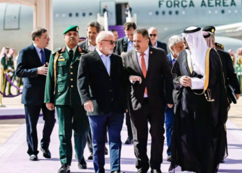 Lula no desembarque na Arábia Saudita: expectativa é de incremento dos investimentos sauditas no Brasil - Foto: Ricardo Stuckert/PR