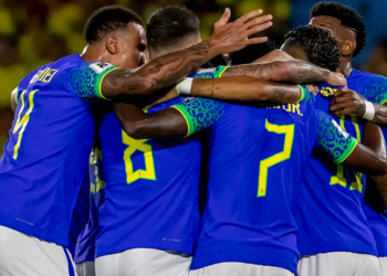 Seleção brasileira entra em campo na noite desta terça-feira (21) contra a Argentina - Foto: Staff Images/CBF