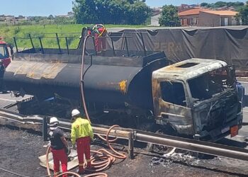 Caminhão-tanque incendiado: ninguém se feriu. Fotos: Leandro Ferreira/Hora Campinas
