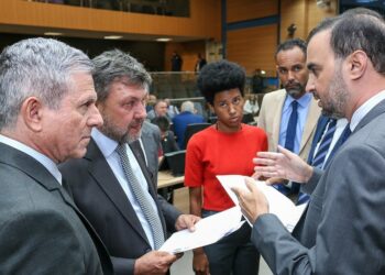 Câmara aprova projetos que criam mais de 700 vagas na Educação e Saúde