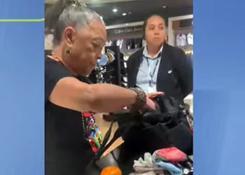 Reprodução do vídeo do momento em Vilma é obrigada a esvaziar sua bolsa. Foto: TV Brasil