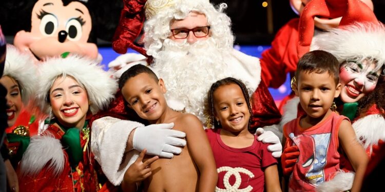 Carreta Encantada atrai 5 mil pessoas ao DIC 5; veja fotos do espetáculo