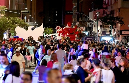 Parada de Natal atrai 10 mil e leva emoção ao Centro de Campinas
