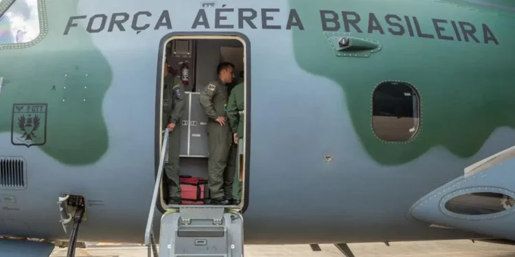 A aeronave KC-30 (Airbus A330 200) vai decolar da Base Aérea do Galeão, no Rio. Foto: João Risi/Divulgação