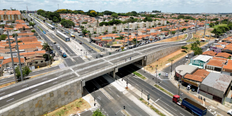 O novo viaduto já foi aberta ao trânsito de veículos. Foto: Carlos Bassan/PMC