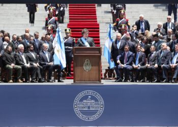 Javier Milei discursa durante a posse, observado por chefes de Estado e convidados, entre eles o ex-presidente Jair Bolsonaro - Imagem: Fotos públicas