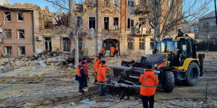 Equipes de resgate observam a destruição em região ucraniana: quase 120 cidades e aldeias foram afetadas, com centenas de objetos civis danificados - Foto: Governo da Ucrânia/Fotos Públicas