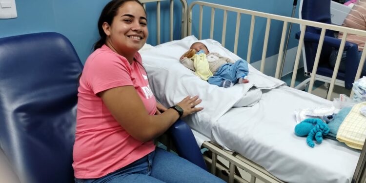 Sara Jane Guedes, mãe de Benjamin, de um mês de vida e internado há quatro dias no Mário Gattinho. Foto: PMC