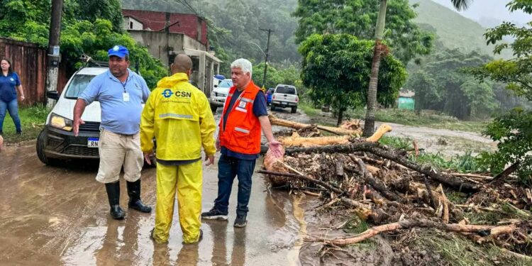 Equipes da Defesa Civil observam um dos locais mais afetados pela tempestade - Foto: Prefeitura de Angra dos Reis/Divulgação