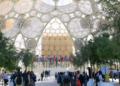 Pessoas entrando no Al Wasl Dome na Expo City Dubai, sede da 28a Conferência das Nações Unidas sobre Mudanças Climáticas de 2023, COP28 - Foto: Unfccc/Kiara Worth