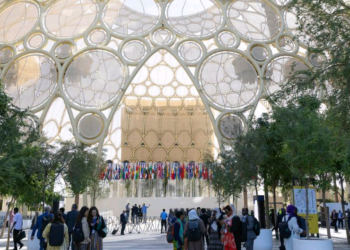 Pessoas entrando no Al Wasl Dome na Expo City Dubai, sede da 28a Conferência das Nações Unidas sobre Mudanças Climáticas de 2023, COP28 - Foto: Unfccc/Kiara Worth