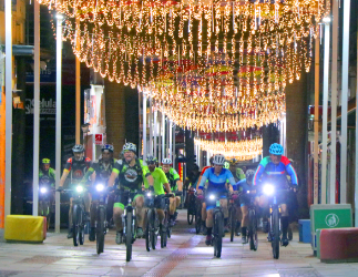 Ciclistas pedalando à noite na rua 13 de maio: pontos do centro já tem iluminação especial de Natal - Foto: Firmino Piton/PMC
