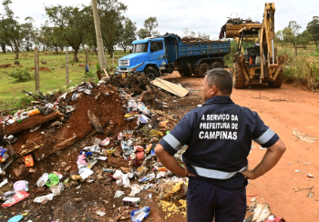 Servidores da Prefeitura fazem a retirada de descarte irregular de resíduos no Jardim São Domingos - Foto: Divulgação