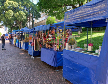 Praça em frente à Catedral de Campinas recebe Feira de Natal