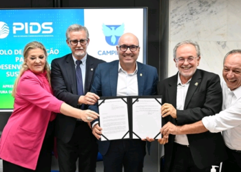 O prefeito de Campinas, Dário Saadi (ao centro) na cerimônia de assinatura do PLC  junto com demais autoridades - Foto: Rogério Capela/Divulgação PMC