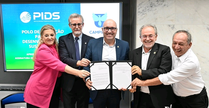 O prefeito de Campinas, Dário Saadi (ao centro) na cerimônia de assinatura do PLC  junto com demais autoridades - Foto: Rogério Capela/Divulgação PMC