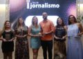 Vencedores da 23ª edição do Prêmio Feac de Jornalismo durante cerimônia de premiação - Foto: Ricardo Lima/Divulgação