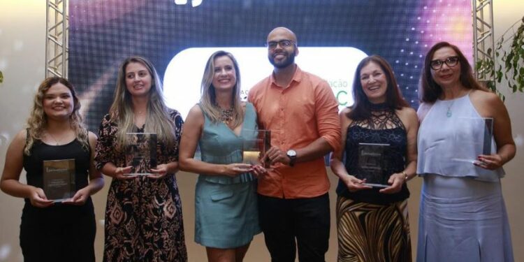 Vencedores da 23ª edição do Prêmio Feac de Jornalismo durante cerimônia de premiação - Foto: Ricardo Lima/Divulgação