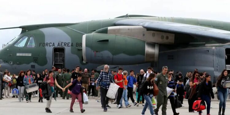 Voo para resgate de mais brasileiros em Gaza decola para o Egito