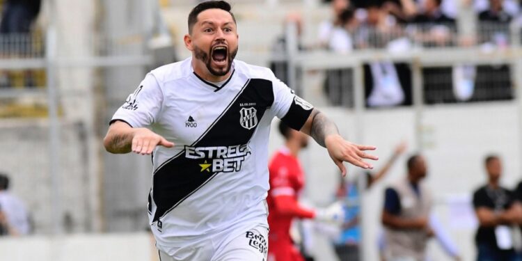 Ponte Preta acerta renovação de contrato do meia Elvis