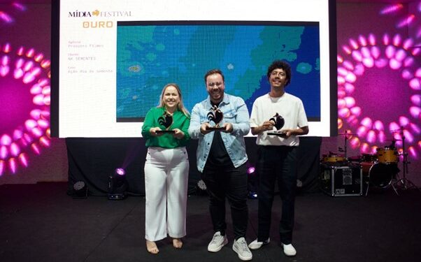 Dayane Lima, Neto Nass e Gustavo Vilela  recebem a premiação. Foto: Divulgação