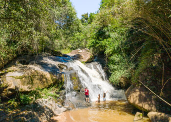 Em Socorro é possível percorrer trilhas com paradas em lindas cachoeiras. Fotos: VGCOM/ASTUR