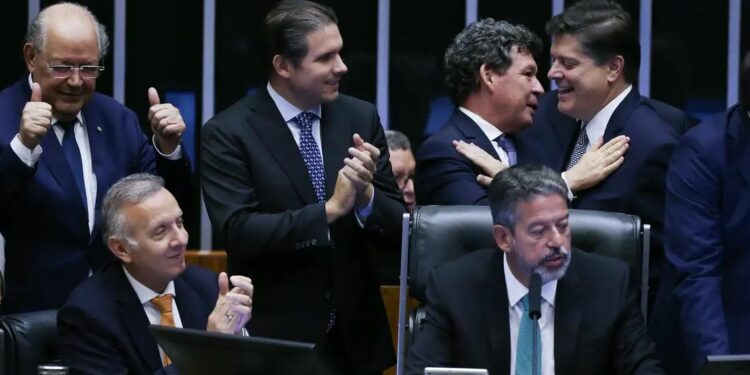 Deputados celebram o dia histórico: tema ficou tramitando na Câmara dos Deputados por 30 anos - Foto: Lula Marques/Agência Brasil