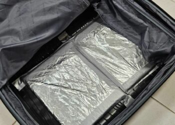 Fundo falso da mala levava a droga embalada: policiais removeram as roupas e acharam o entorpecente - Foto: PF/Divulgação