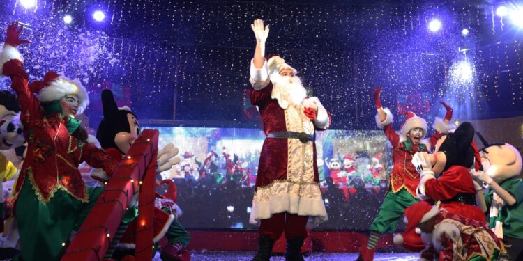 Papai Noel. o grande astro do espetáculo, era o mais esperado: crianças e adultos emocionados com a magia e as luzes do musical - Foto: Adriano Rosa/PMC/Divulgação