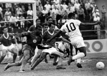 Pelé no Brinco de Ouro, nos anos 60: ídolo brilhou em estádios campineiros. Foto: Divulgação/Guarani FC