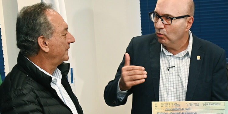 O presidente da Câmara, Luiz Rossini, com o prefeito Dário Saadi. Foto:  Carlos Bassan/PMC