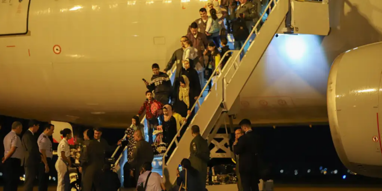 Avião da FAB pousou em Brasília às 3h47 com 48 pessoas a bordo - Foto: Antônio Cruz/Agência Brasil