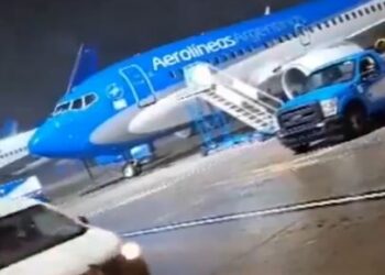 Aeronave da Aerolíneas Argentinas foi arrastada na pista por conta dos fortes ventos - Foto: Reprodução/X